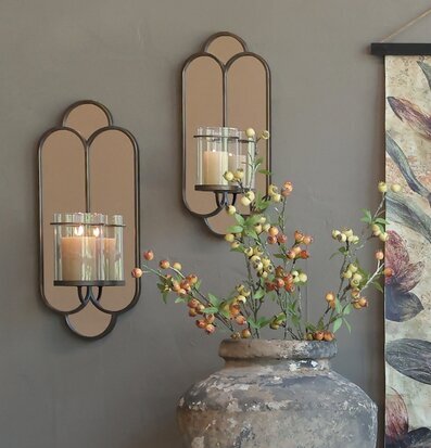 Bild av elegant väggspegel med ljusstake och kruka