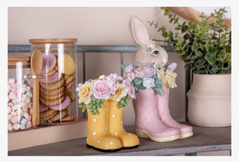 Bild av charmig figurin med kanin och färgglada blommor