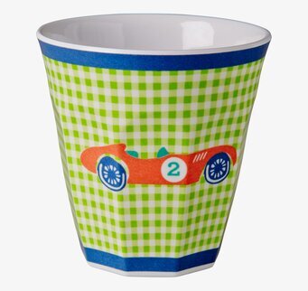 Bild av färgglad barnmugg med bil och rutigt mönster