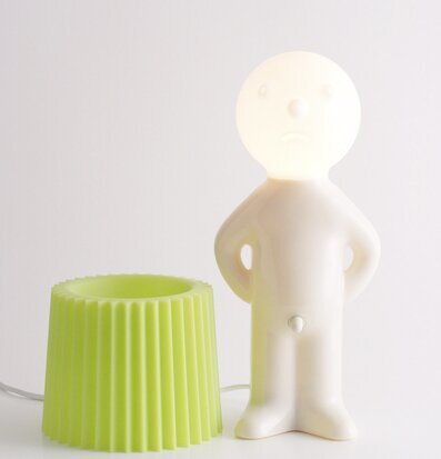 Bild av unik och lekfull lampa med grön lampskärm