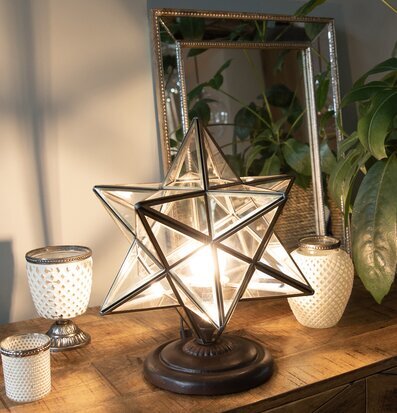 Bild av stämningsfull inredning med stjärnformad lampa