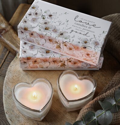 Bild: Harmonisk scen med doftljus och naturliga inslag