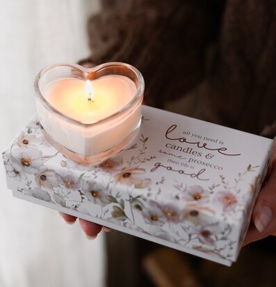 Bild av doftljus i hjärta, elegant och harmoniskt placerat