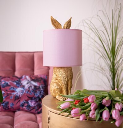 Bild av elegant interiör med kaninformad bordslampa