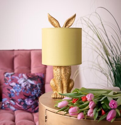 Bild av elegant inredning med kaninformad bordslampa