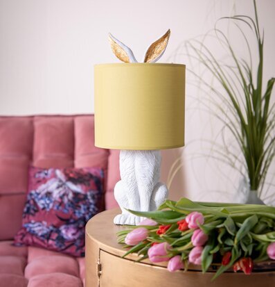 Bild av bordslampa med kaninfigur och gul lampskärm