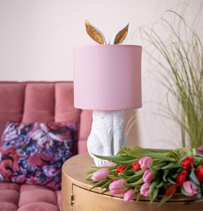 Bild av stilfull inredning med kaninformad bordslampa