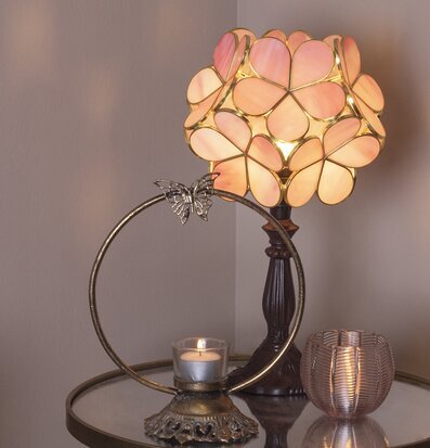 Bild av elegant inredd hörna med vacker bordslampa