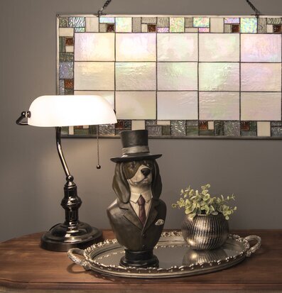 Bild av stilren inredning med klassisk skrivbordslampa