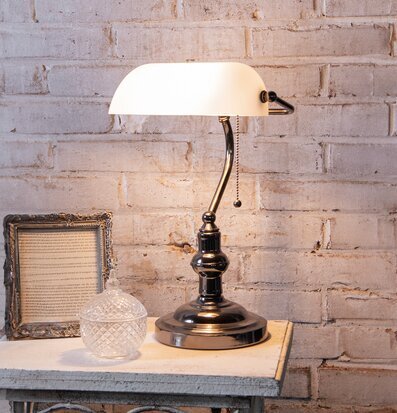 Bild av elegant skrivbordslampa med rustik tegelvägg