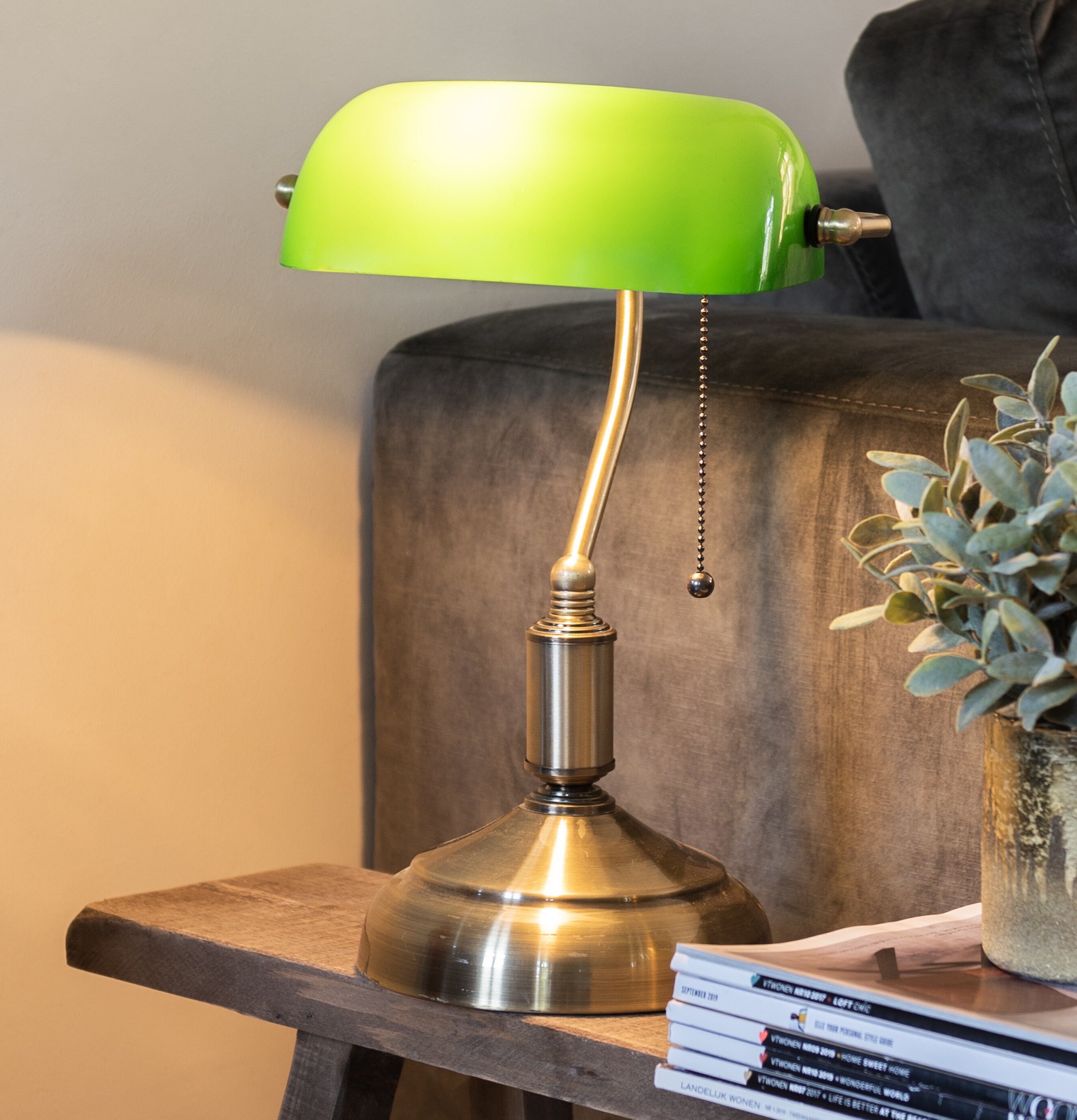 Bild av klassisk skrivbordslampa med gröna detaljer