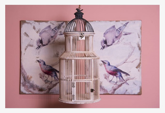 Bild av antikvit fågelbur med konstnärlig bakgrund