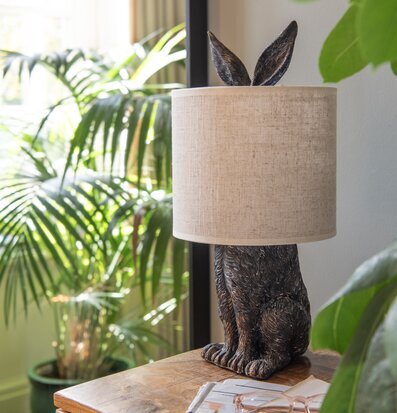 Bild av stilfull bordslampa med kaninform och beige skärm