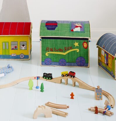 Bild av charmiga och lekfulla förvaringskorgar som tåg