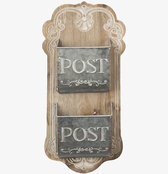 Bild av rustik förvaring med metallfack och träpanel