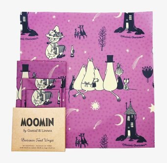 Bild av bivaxduk med lila Muminmotiv och natthimmel