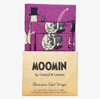 Bild på lila bivaxdukar med Muminmotiv och stjärnor