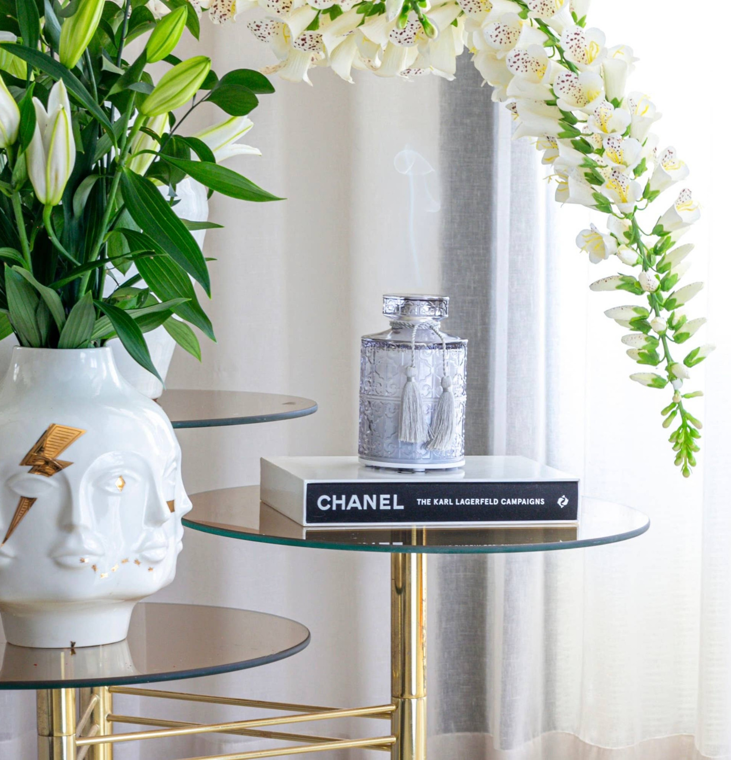 Bild av elegant arrangemang med diffuser och blommor
