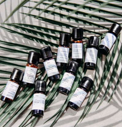 Bild av eleganta doftoljor på palmblad för harmoni