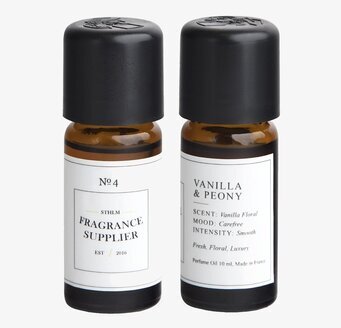 Bild av elegant doftolja med vanilj och pion i glasflaskor