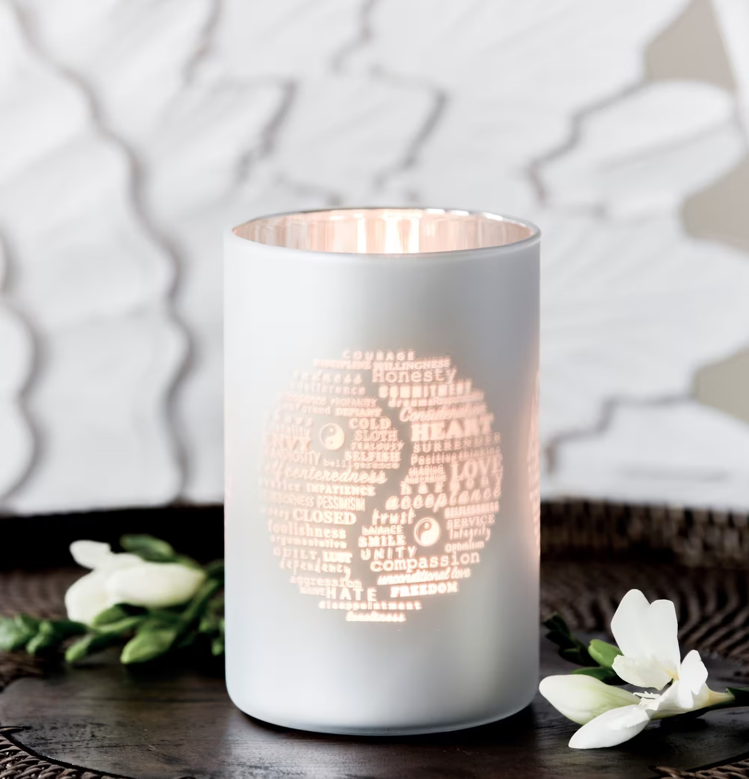 Bild av en cylinderformad ljuslykta med yin och yang-mönster