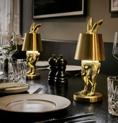 Bild av elegant bordslampa i sofistikerad dukning