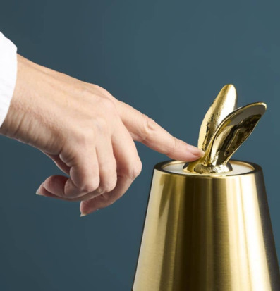 Bild av modern bordslampa med gyllene yta och design