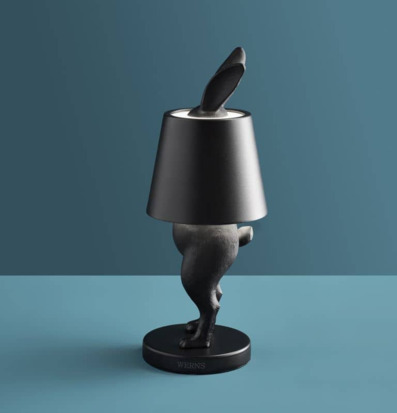 Bild av unik bordslampa med kaninfigur och svart skärm