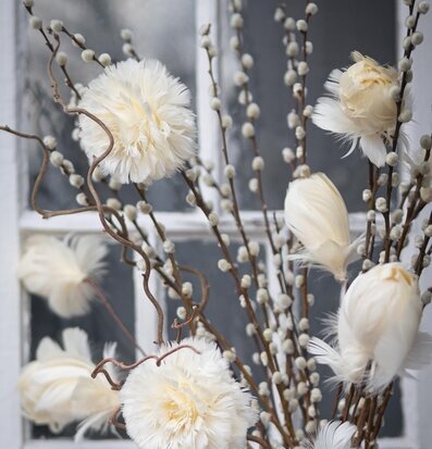 Bild av konstgjorda blommor med eleganta detaljer