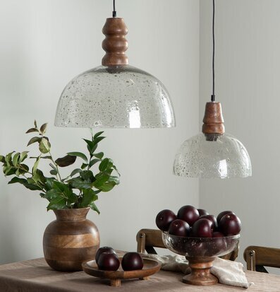 Bild av matsal med trä och glas i harmonisk inredning