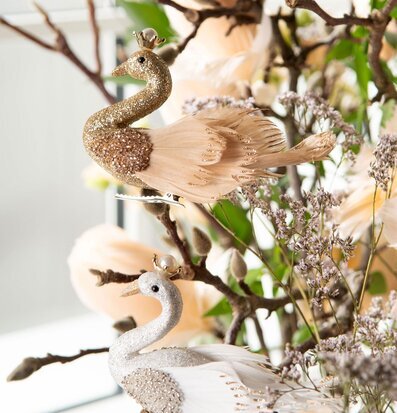 Bild av dekorativa svanar i elegant blomsterarrangemang