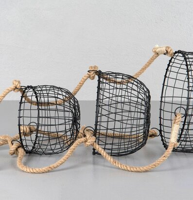 Bild av hängande korgar i svart metall och naturrep
