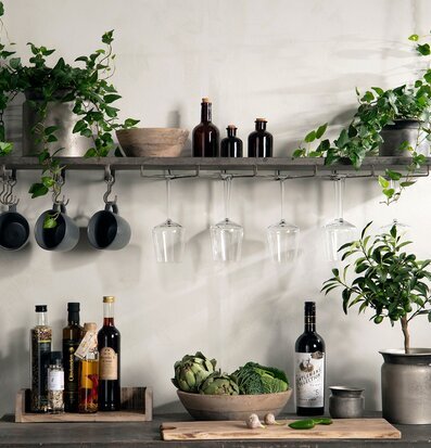 Bild av industriell hylla med växter och köksartiklar