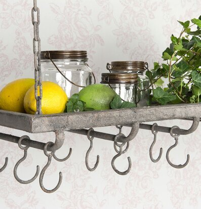 Bild av industriell hängande hylla med rustik charm