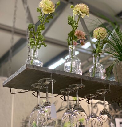 Bild av elegant hängande hylla med blommor och glas
