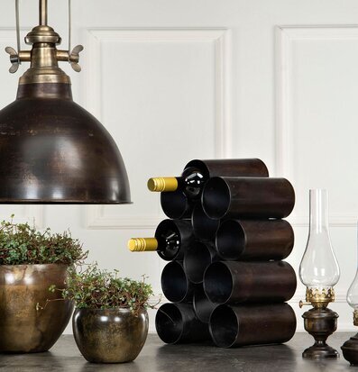 Bild av tidlös inredning med vinställ och dekorationer