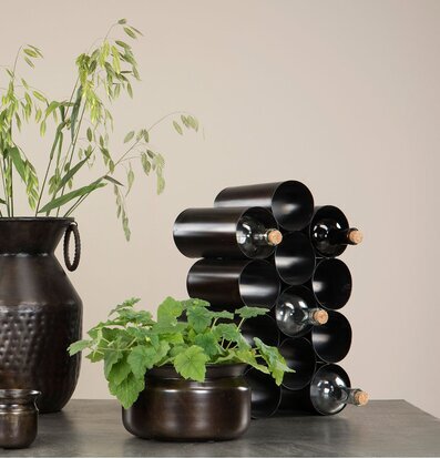 Bild av stilrent vinställ och dekorativa krukor