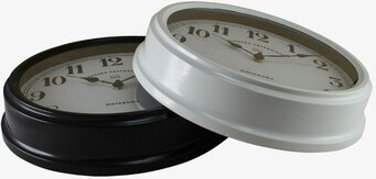 Bild av två eleganta väggklockor med kontrasterande ramar