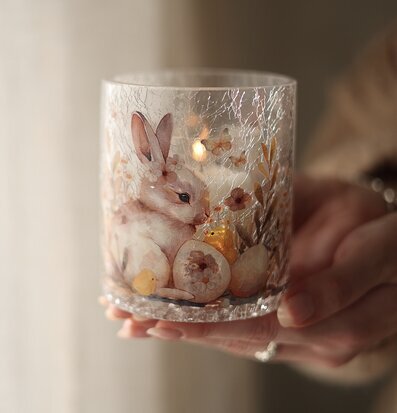 Bild av elegant ljuslykta med påsktema och detaljer