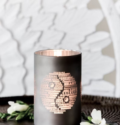 Bild av elegant ljushållare med yin-yang-design