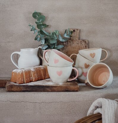 Bild av keramik och hemtrevlig fika i harmonisk miljö