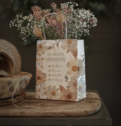 Bild av stilfull gåvopåse med naturmotiv och blommor