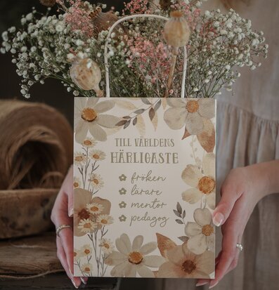 Bild av gåvopåse med blommönster och uppskattande text