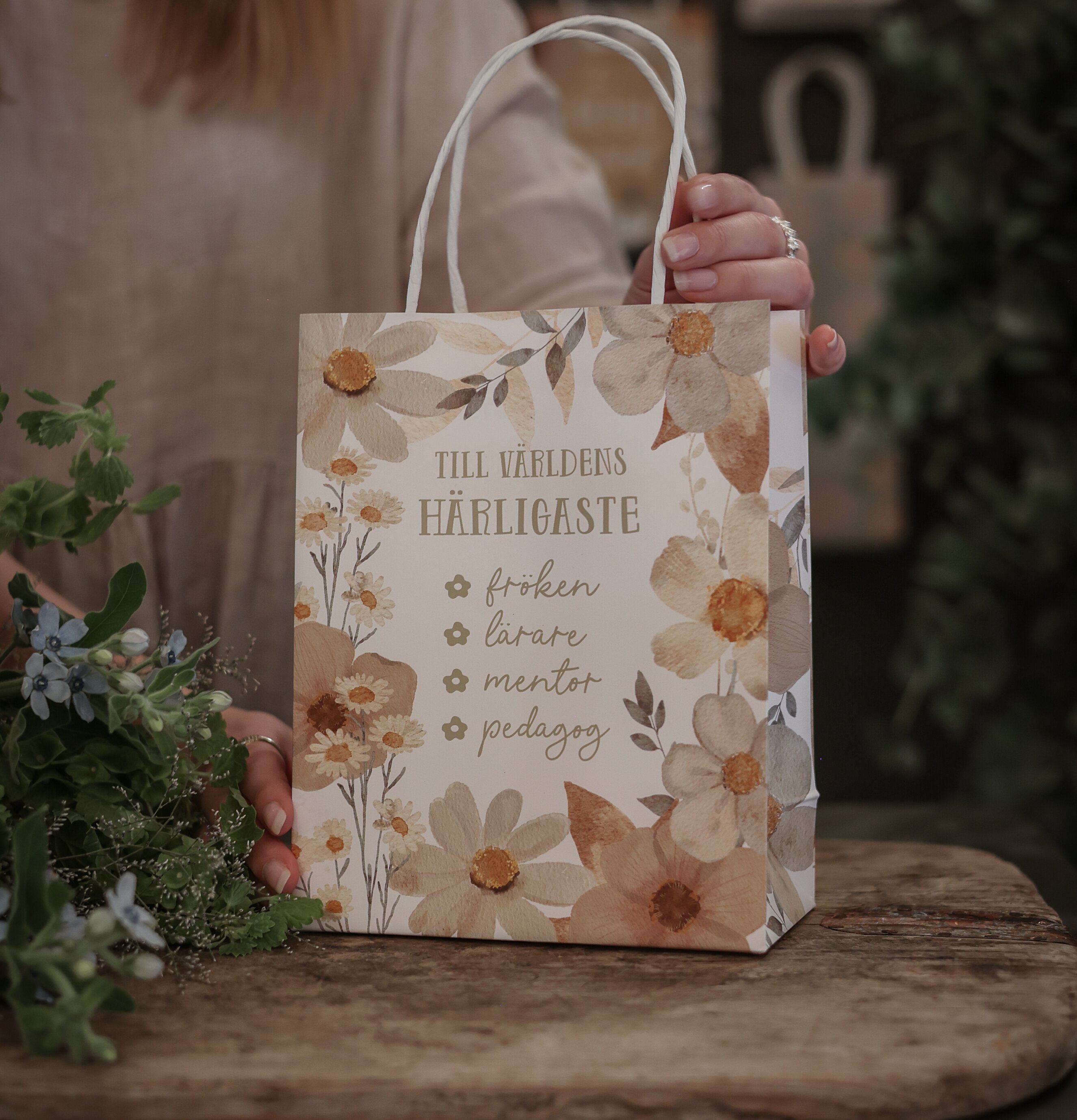 Gåvopåse - Till världens härligaste fröken, lärare, mentor, pedagog Majas Cottage Presentinslagning Godispåsar Paket för presenter