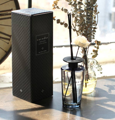 Bild av harmonisk inredning med doftpinnar och blommor