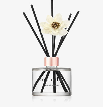 Bild av stilren och sofistikerad doftprodukt i hemmet