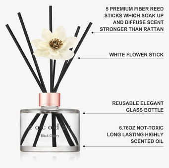 Bild av eleganta doftpinnar med vit blomma och glasflaska