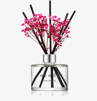 Bild av eleganta doftpinnar med blommor och minimalism