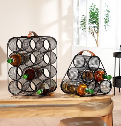 Bild av två stilrena vinställ i industriell design