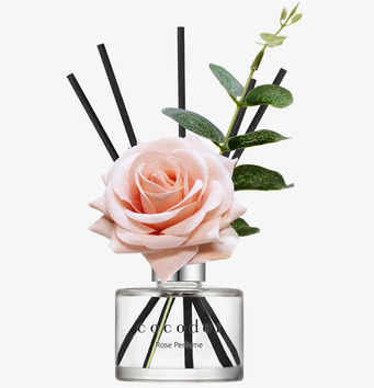 Bild av eleganta doftpinnar med rosendoft och dekoration